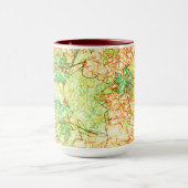 Abstraktes Acerblatt auf zerkratztem Boden, beige Tasse (Zentrum)