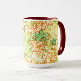 Abstraktes Acerblatt auf zerkratztem Boden, beige Tasse