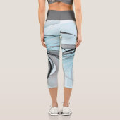 Abstraktes Anthracite Grau Blau Modernes Fraktal K Capri Leggings (Rückseite)