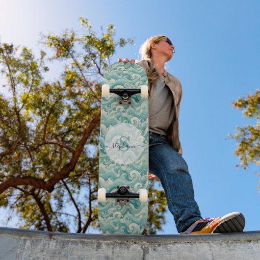 Abstraktes Aqua Blue & White Wave - Moderne Fluid Skateboard (Außen 1)