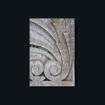 Abstraktes Art Deco Steinschlag Bildhauerei Detail Leinwanddruck<br><div class="desc">Die Muschel ist rund und in Stein geraden. Ein Detail aus einem Deko-Stil antike verwitterte Steinrelief dekorative Motiv Skulptur auf einem Stück der Wende des 20. Jahrhunderts gerettet. Schöne Textur in neutralem Grau,  Weiß,  Holzkohle und Bernstein-,  Rosa- und Grüntönen. Ein eigenes Foto.</div>