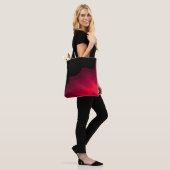 Abstraktes Bild in Schwarz und Rot Tasche (Am Model)