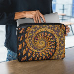 Abstraktes Black Gold Spiral Fraktal Laptopschutzhülle<br><div class="desc">Dieses Produkt zeichnet sich durch eine abstrakte geometrische Spiralkunst aus Fraktal in Schwarz und Gold aus.</div>