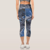 Abstraktes Blau und Schwarzes Fraktal Capri Leggings (Rückseite)