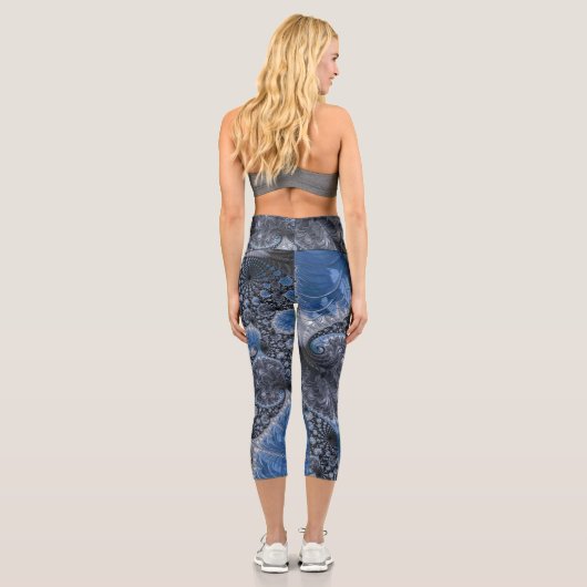 Abstraktes Blau und Schwarzes Fraktal Capri Leggings (Rückseite)