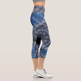 Abstraktes Blau und Schwarzes Fraktal Capri Leggings
