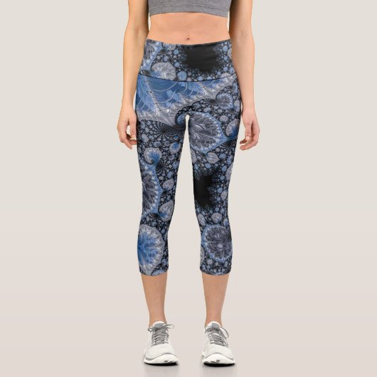 Abstraktes Blau und Schwarzes Fraktal Capri Leggings (Vorderseite)