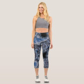 Abstraktes Blau und Schwarzes Fraktal Capri Leggings (Vorderseite)