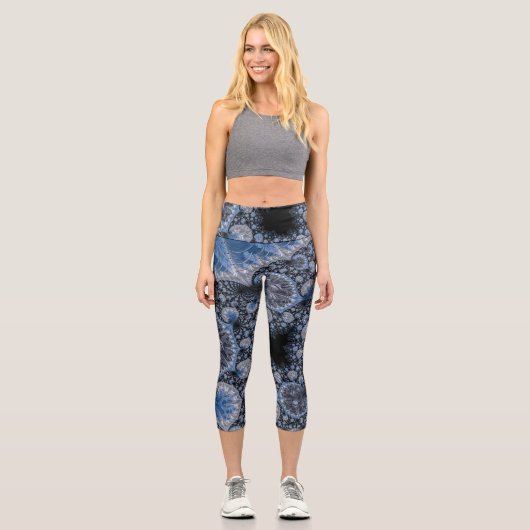 Abstraktes Blau und Schwarzes Fraktal Capri Leggings (Vorderseite)