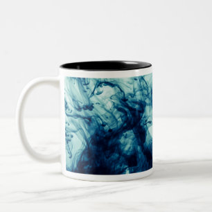 Abstraktes blaues Rauchmuster Zweifarbige Tasse