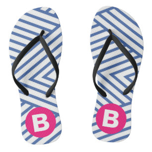 Abstraktes blaues Streifenmuster mit rosa Monogram Badesandalen