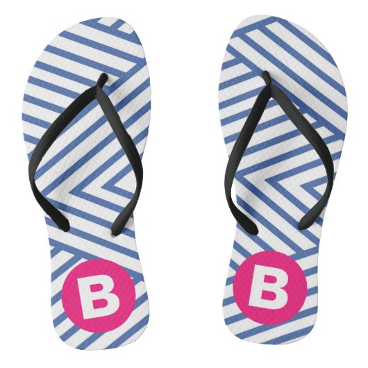 Abstraktes blaues Streifenmuster mit rosa Monogram Badesandalen (Fußbett)