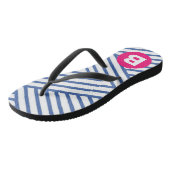 Abstraktes blaues Streifenmuster mit rosa Monogram Badesandalen (Schrägansicht)