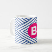 Abstraktes blaues Streifenmuster mit rosa Monogram Kaffeetasse (Vorderseite Links)