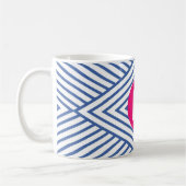 Abstraktes blaues Streifenmuster mit rosa Monogram Kaffeetasse (Links)