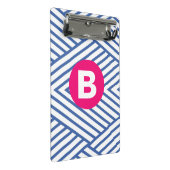 Abstraktes blaues Streifenmuster mit rosa Monogram Mini Klemmbrett (Schrägansicht)