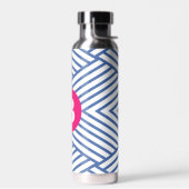 Abstraktes blaues Streifenmuster mit rosa Monogram Trinkflasche (Links)