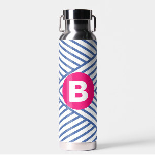 Abstraktes blaues Streifenmuster mit rosa Monogram Trinkflasche