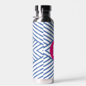 Abstraktes blaues Streifenmuster mit rosa Monogram Trinkflasche (Rechts)
