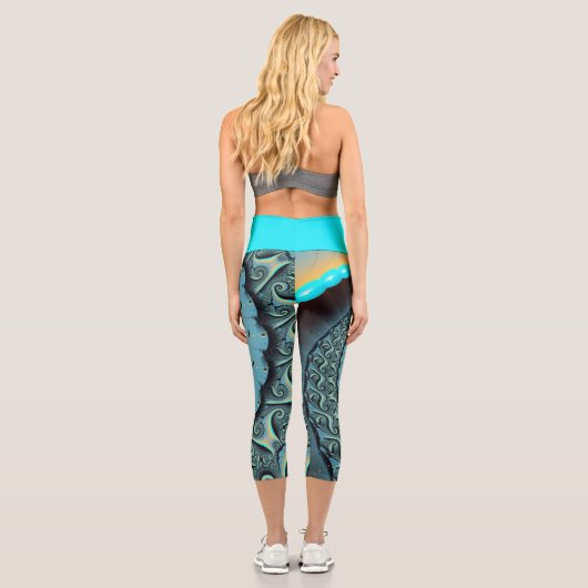 Abstraktes blaues Türkis Orange Fraktal Capri Leggings (Rückseite)