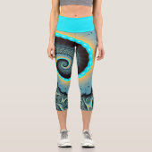 Abstraktes blaues Türkis Orange Fraktal Capri Leggings (Vorderseite)