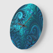 Abstraktes blaues und Aquamarines Spiralmuster Große Wanduhr (Winkel)