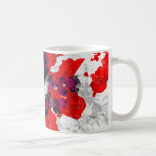 Abstraktes Blumendesign - rot und lila über weiß Kaffeetasse