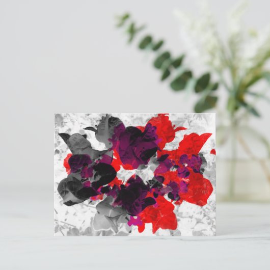 Abstraktes Blumendesign - rot und lila über weiß Postkarte (Stehend Vorderseite)
