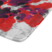 Abstraktes Blumendesign - rot und lila über weiß Schneidebrett (Ecke)