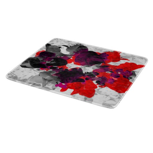 Abstraktes Blumendesign - rot und lila über weiß Schneidebrett (Ecke)