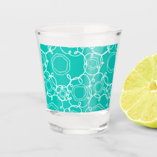 ABSTRAKTES BLUMENMUSTER IN BLAUGRÜN SCHNAPSGLAS