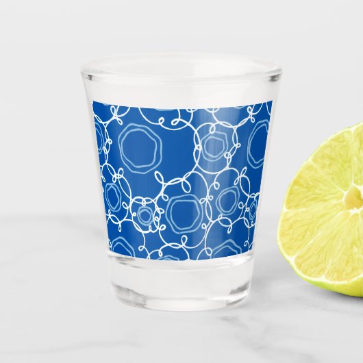 ABSTRAKTES BLUMENMUSTER IN KÖNIGSBLAU SCHNAPSGLAS (Vorderseite)