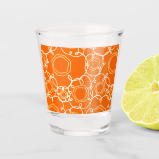 ABSTRAKTES BLUMENMUSTER IN ORANGE SCHNAPSGLAS