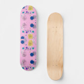 Abstraktes Blumenmuster in Rosa Chic Skateboard (Vorderseite)