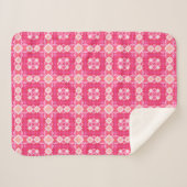 Abstraktes Blumenmuster in rosa Quadrat Sherpadecke (Vorderseite (Horizontal))