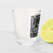 ABSTRAKTES BLUMENMUSTER IN SCHWARZ SCHNAPSGLAS (Links)