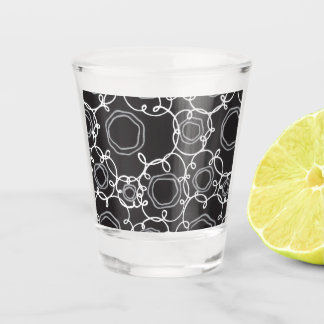 ABSTRAKTES BLUMENMUSTER IN SCHWARZ SCHNAPSGLAS
