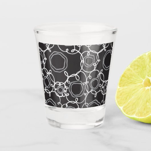 ABSTRAKTES BLUMENMUSTER IN SCHWARZ SCHNAPSGLAS (Vorderseite)