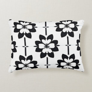 Abstraktes Blumenmuster in Schwarz und Weiß Dekokissen