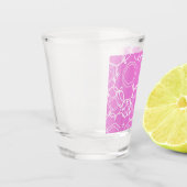 ABSTRAKTES BLUMENMUSTER IN ZARTEM ROSA SCHNAPSGLAS (Links)