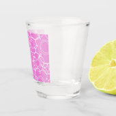 ABSTRAKTES BLUMENMUSTER IN ZARTEM ROSA SCHNAPSGLAS (Rechts)