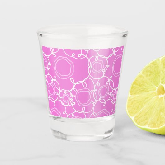 ABSTRAKTES BLUMENMUSTER IN ZARTEM ROSA SCHNAPSGLAS (Vorderseite)