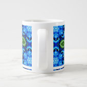 Abstraktes Blumenmuster Jumbo-Tasse (Rückseite)