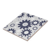 Abstraktes Blumenmuster, marineblau, weiß, grau Fliese (Seite)
