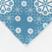 Abstraktes Blumenmuster mit Blütenmuster in hellbl Fleecedecke (Ecke)