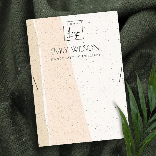 ABSTRAKTES BLUSH KERAMIK WAVES NECKLACE DISPLAY LO VISITENKARTE