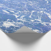 Abstraktes Design aus blau-weißem Marmor Geschenkpapier (Ecke)
