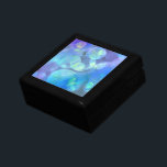 Abstraktes Design für surreales Fraktal Erinnerungskiste<br><div class="desc">Ein cool ätherisches energetisches Fraktal. Viele prunkende Kreise,  Blasen und Wirbel in verschiedenen Farbtönen von cooler eiskauer Blues,  weiche Minze Grüntöne und verschiedene Farbtöne von lila. Dieses surreale abstrakte Design,  bestehend aus wirbelnden,  mischenden Farben,  schafft eine sanfte Mischung aus Farbe und Bewegung.</div>