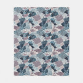 Abstraktes Design von Blue und Mauve Terrazzo Fleecedecke (Vorderseite)