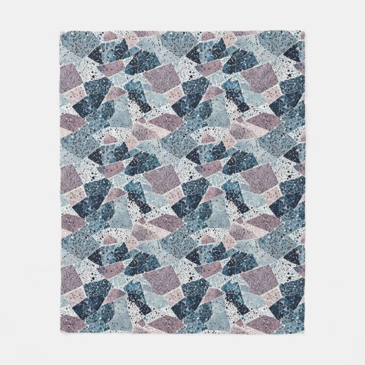 Abstraktes Design von Blue und Mauve Terrazzo Fleecedecke (Vorderseite)